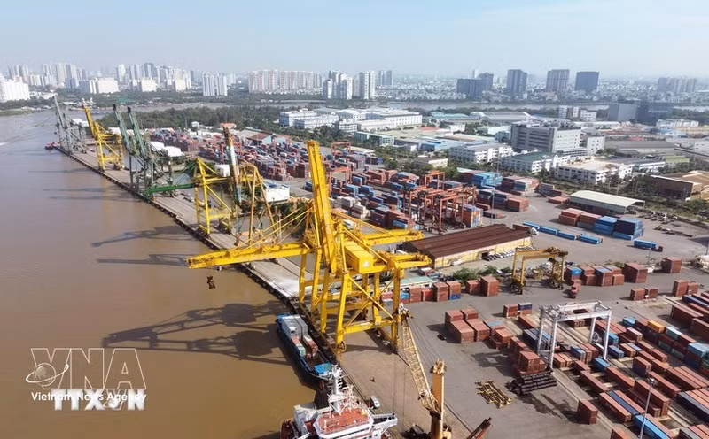 Container handling operations at Tan Thuan Port - Saigon Port Joint Stock Company. (Photo: VNA)