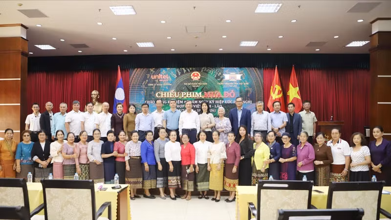 Vietnamese Ambassador to Laos Nguyen Minh Tam and other participants pose for a commemorative photo after a screening of 'Mua Do" (Red Rain) in Vientiane on July 18, 2026. (Photo: VNA)