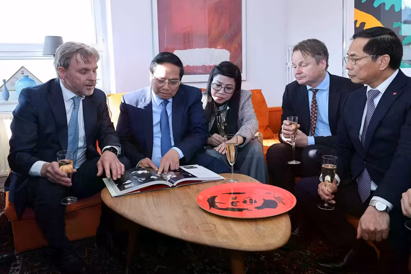 Vietnamese Prime Minister Pham Minh Chinh and his spouse visit family of late Swedish PM Olof Palme. (Photo: VNA)