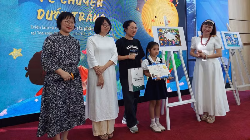 Pham Doan Tu Uyen wins first prize with her entry ‘Cung Trang Xuong Pho’ (Walking Down the Street with the Moon)