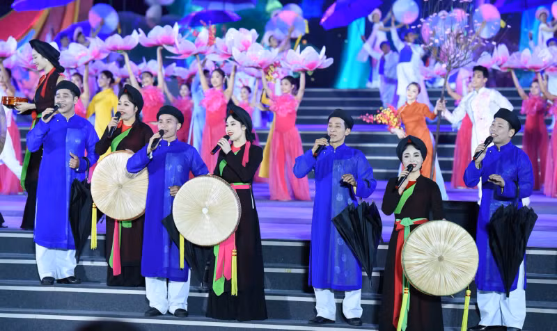A performance at an art programme introducing the quintessence and uniqueness of intangible cultural heritages of humanity (Photo: VNA)