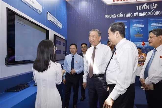 Party General Secretary To Lam tours a "digital National Assembly” exhibition at the conference. (Photo: VNA)