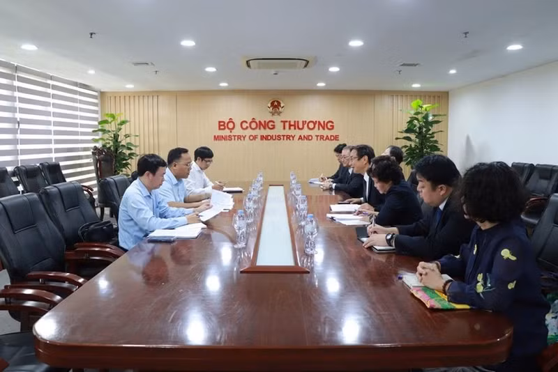 The working session between Deputy Minister of Industry and Trade Nguyen Hoang Long and IKC Representative Director and Executive Vice President Atsuhiko Hirano in Ha Noi on June 12 (Photo: Vietnamese Ministry of Industry and Trade)