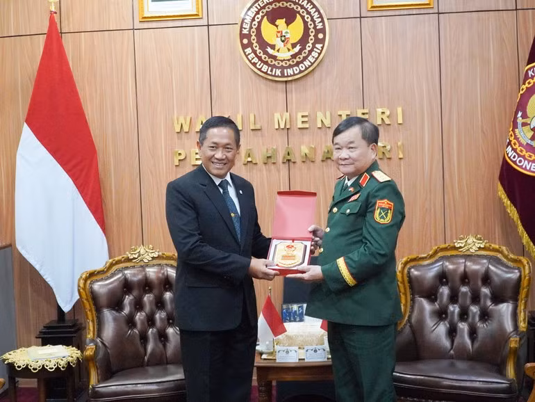 Vietnamese Deputy Minister of National Defence Sen. Lt. Gen. Hoang Xuan Chien (right) and Indonesian Vice-Minister of Defense Donny Ermawan Taufanto at their meeting in Jakarta on September 18. (Photo: NDO)