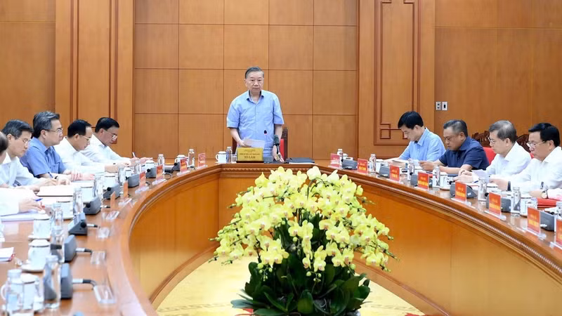 Party General Secretary and State President To Lam chairs a working session in Ha Noi on June 15, 2026, to provide comments on the draft strategy for the Party’s ideological work in the context of digital transformation. (Photo: NDO)