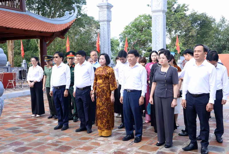 Delegates pay tribute to President Ho Chi Minh at his memorial house at the E2 Hill historical site (Photo: quochoi.vn)