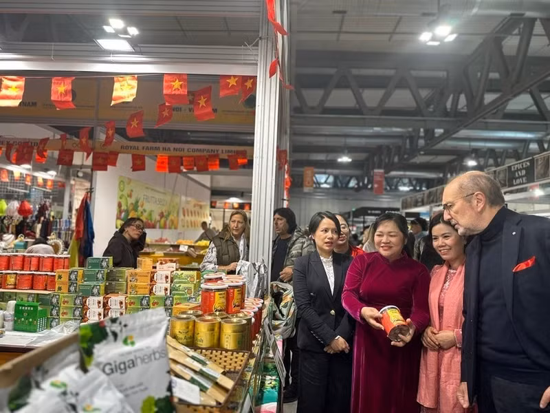 vietnam-makes-impression-at-italy-handicraft-fair.jpg