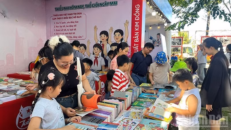 Children reading books at the Vung Tau book street area. (Photo: LINH BAO)