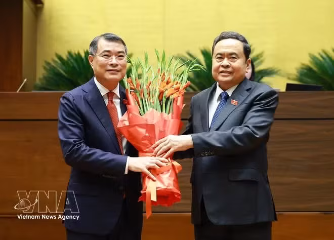 Chairman of the National Assembly Tran Thanh Man presents flowers to congratulate Le Minh Hung on his election as Prime Minister. (Photo: VNA)