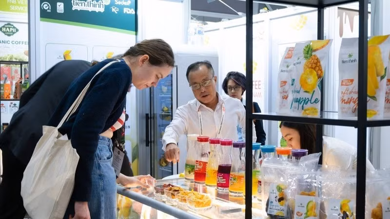 A visitor enjoys sampling Vietnamese soft-dried fruit. (Photo: VNA)