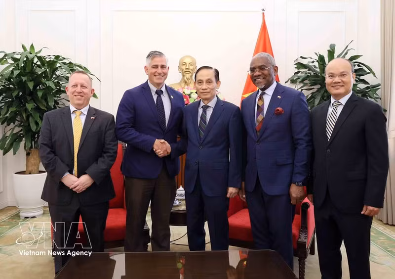 Minister of Foreign Affairs Le Hoai Trung (centre) and US lawmakers at the reception in Ha Noi on May 26 (Photo: VNA)