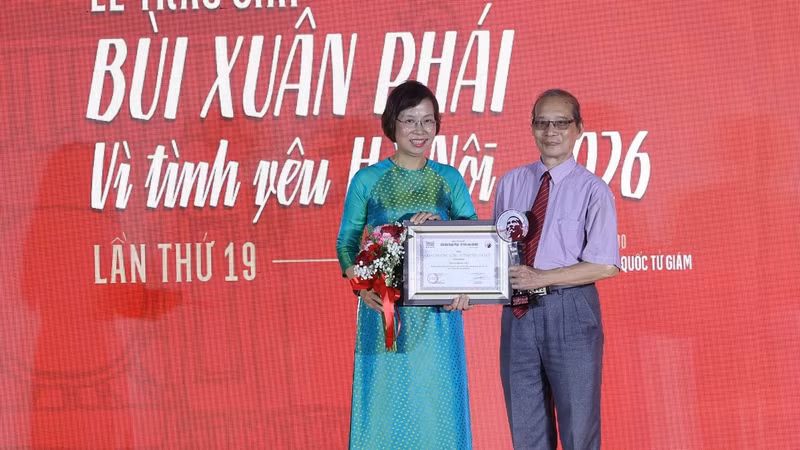 Poet Bang Viet (R) receives the Grand Prize at the ceremony (Photo: VNA)