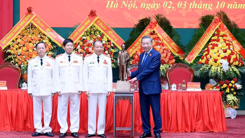 General Secretary of the Communist Party of Viet Nam Central Committee and President To Lam presents a statue of President Ho Chi Minh to the Viet Nam Association of Former People's Public Security Officers. (Photo: DANG KHOA)