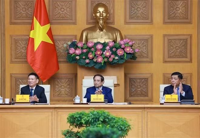 Prime Minister Pham Minh Chinh (centre) at the meeting (Photo: VNA)