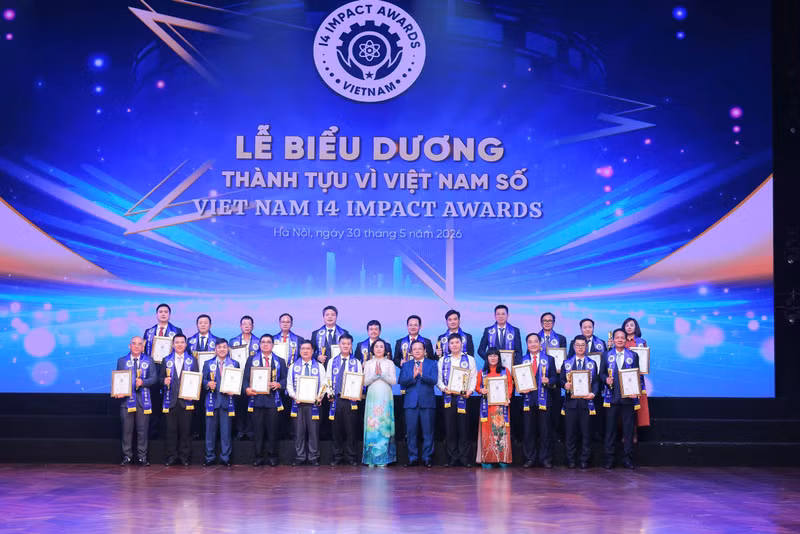 Best solutions with impactful achievements for digital Viet Nam awarded at the ceremony (Photo: VIDTI)