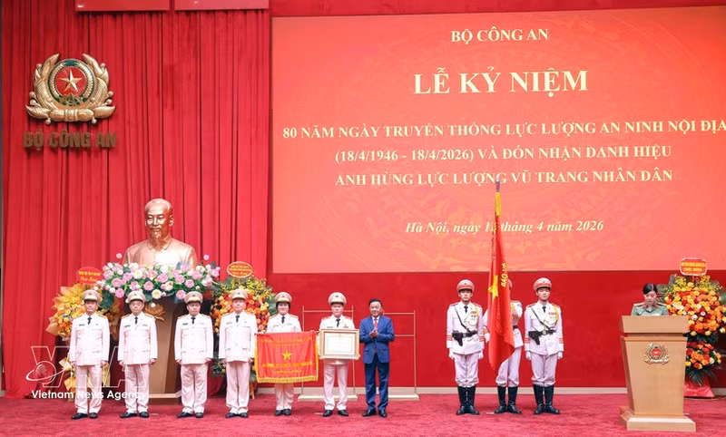 Politburo member and Permanent member of the Party Central Committee’s Secretariat Tran Cam Tu presents the title “Hero of the People’s Armed Forces” to the Department of Homeland Security under the Ministry of Public Security of Vietnam. (Photo: VNA)