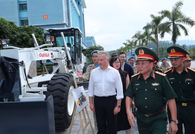 Delegates visit the display area showcasing the handed-over equipment and vehicles. (Photo: VNA)