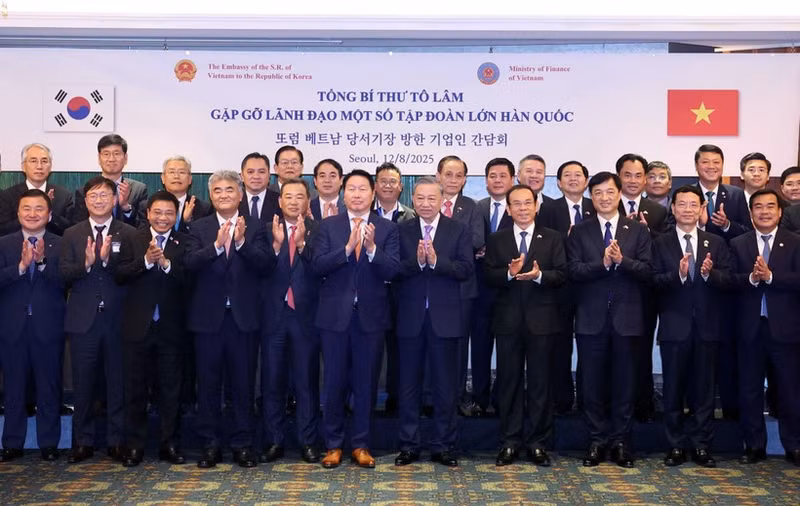 Party General Secretary To Lam and a high-ranking Vietnamese delegation meet with leaders, chairpersons and CEOs of major Korean conglomerates in Seoul on August 12. (Photo: VNA)