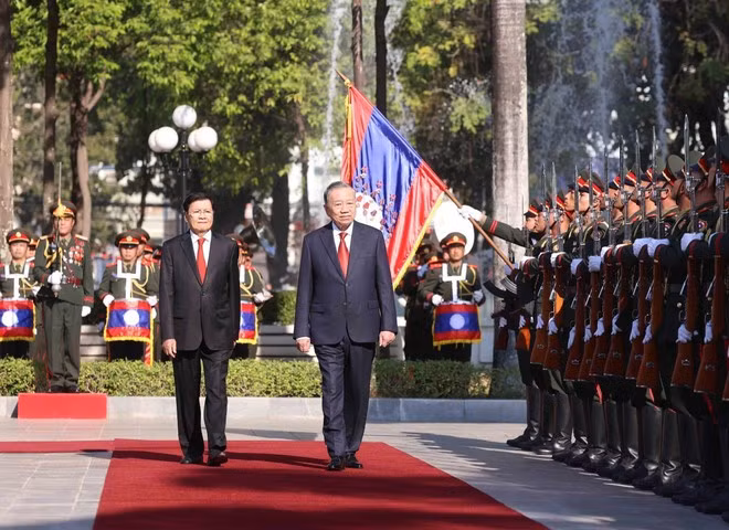 General Secretary of the CPV Central Committee To Lam (R) and General Secretary of the LPRP Central Committee and President of Laos Thongloun Sisoulith review the guard of honour. (Photo: VNA)