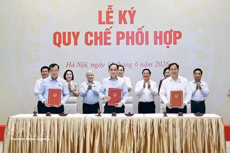 NA Chairman Tran Thanh Man and officials witnesses the signing of a coordination regulation among the Ministry of Foreign Affairs, the NA’s Committee for National Defence, Security and External Relations, and the NA Office at the working session in Ha Noi on June 15, 2026. (Photo: VNA)