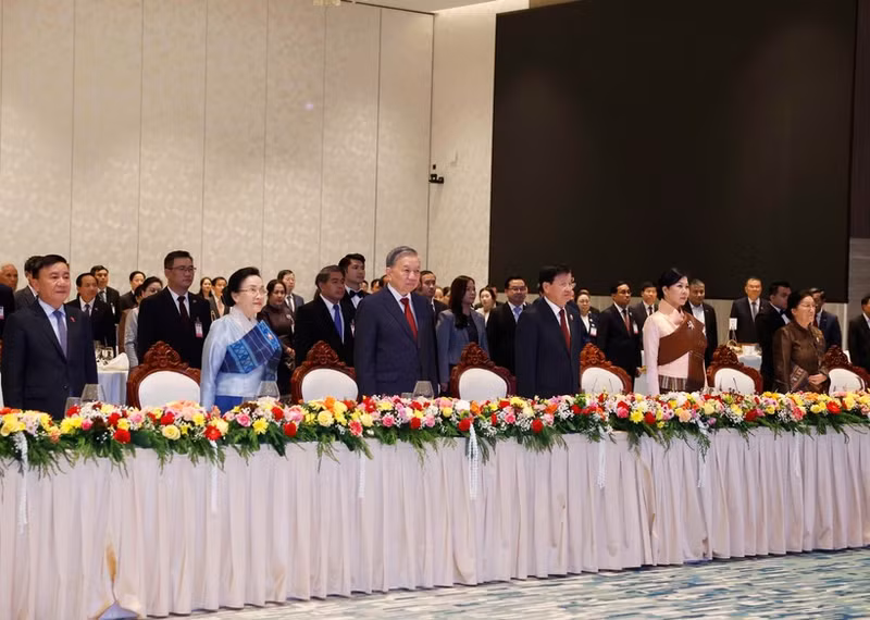General Secretary of the Communist Party of Viet Nam (CPV) Central Committee To Lam and his spouse, together with General Secretary of the Lao People’s Revolutionary Party (LPRP) and President of Laos and his spouse, join delegates in the flag-raising ceremony. (Photo: VNA)