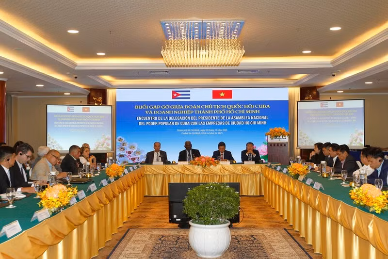 President of the National Assembly of People’s Power and President of the Council of the State of Cuba Esteban Lazo Hernández has a meeting with Ho Chi Minh City enterprises on October 3. (Photo: VNA)