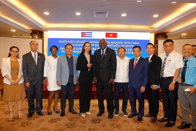 President of the National Assembly of People’s Power and President of the Council of the State of Cuba Esteban Lazo Hernández (sixth from right) and representatives from HCM City enterprises (Photo: VNA)