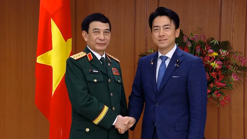 Japanese Defence Minister Shinjiro Koizumi (R) welcomes Deputy Prime Minister and Minister of National Defence General Phan Van Giang. (Photo: Ministry of Defence)