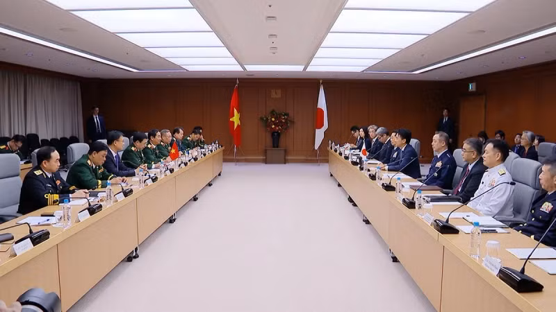 bo-truong-quoc-phong-nhat-ban-chu-tri-le-don-va-hoi-dam-voi-dai-tuong-phan-van-giang-20260713201825.jpg