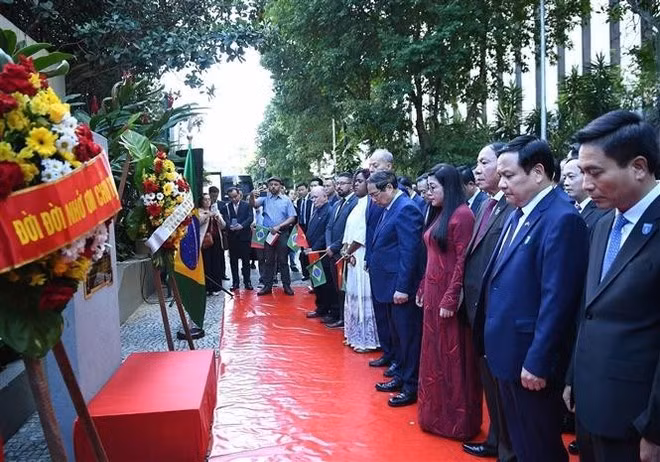 Prime Minister Pham Minh Chinh and his spouse lay flowers at the plaque commemorating President Ho Chi Minh in Brazil’s Rio de Janeiro city on July 5. (Photo: VNA)