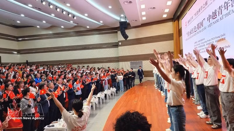Vietnamese and Chinese youth, along with guests, sing “Vietnam–China" song by renowned composer Do Nhuan. (Photo: VNA)