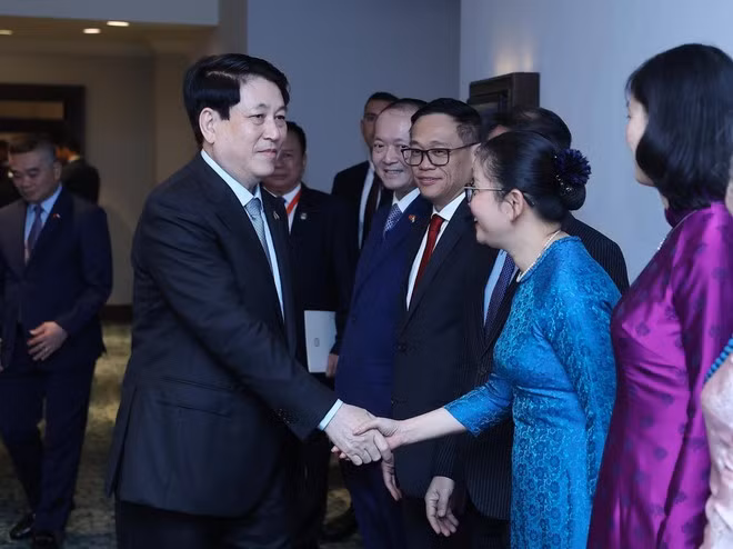 State President Luong Cuong and Vietnamese Ambassadors to African countries. (Photo: VNA)
