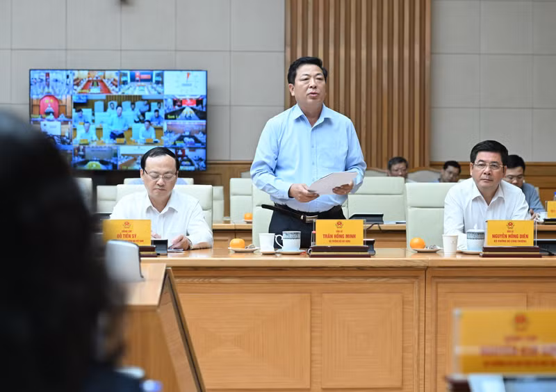 Minister of Construction Tran Hong Minh speaks at the event