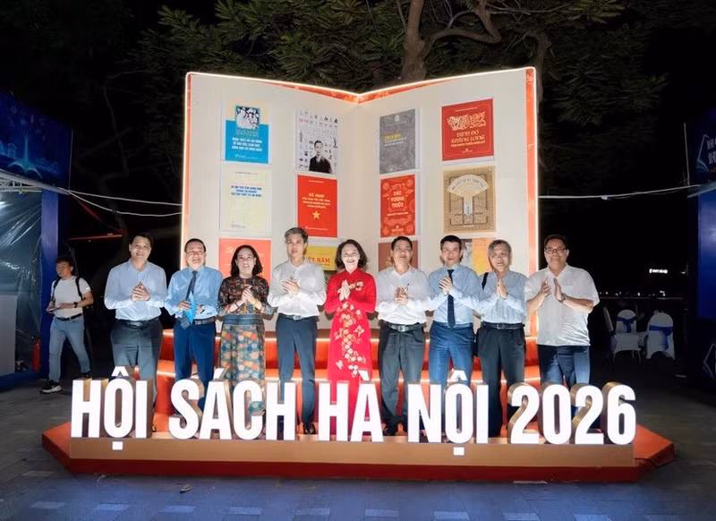 The Ha Noi Book Fair 2026, themed "Books Unlock Knowledge – Technology Leads the Future,” opened on the evening of October 2. (Photo: Van Que)