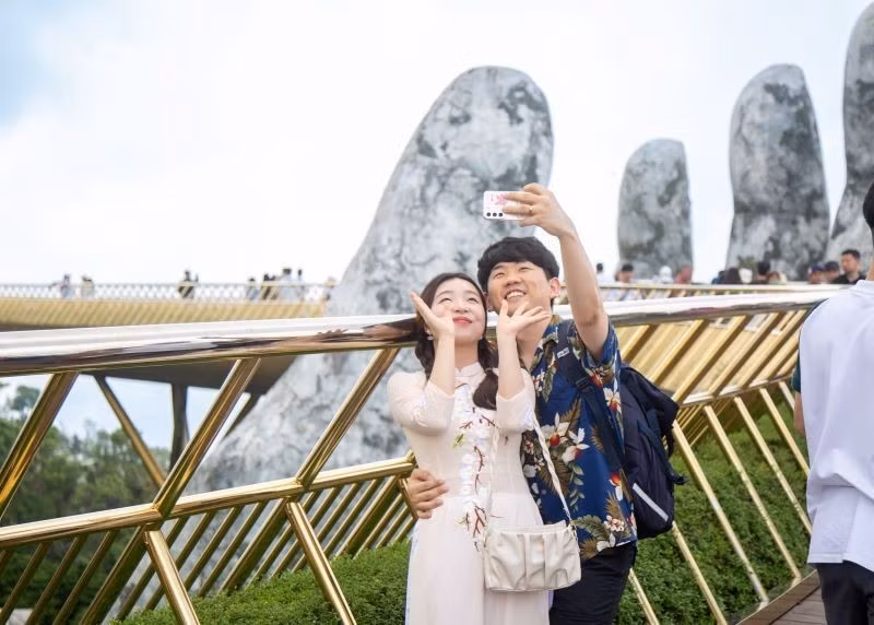 Korean tourists at Da Nang’s iconic Golden Bridge. (Photo: VTV)