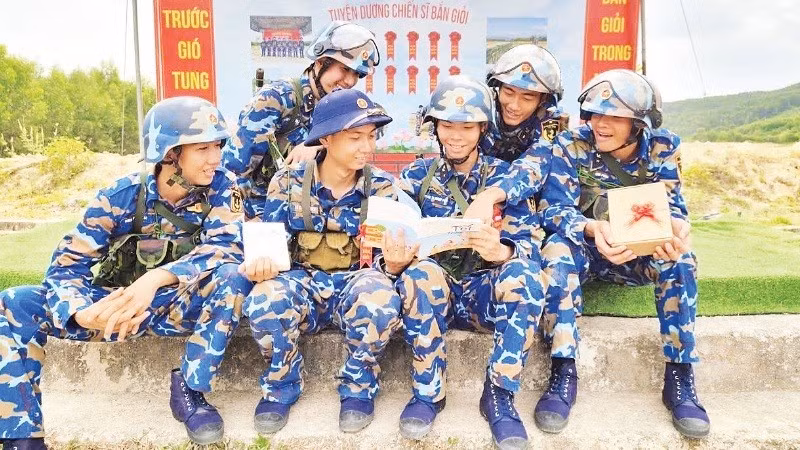 Soldiers read books during their rest time. (Photo: THANH LANH)
