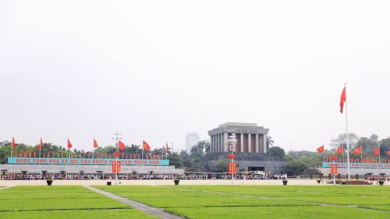 A long line people waiting to pay tribute to late President Ho Chi Minh inside his mausoleum (Photo: hanoimoi.com.vn)