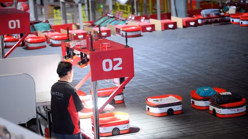 Viettel showcases its comprehensive automation solutions for the logistics sector. (Photo: Minh Ngoc)