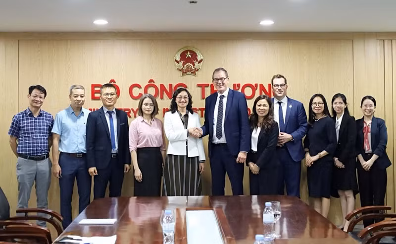 Deputy Minister of Industry and Trade Phan Thi Thang ( fifth, from left) meets with UNIDO Director General Gerd Müller in Hanoi on April 21. (Photo: The courtesy of MoIT)