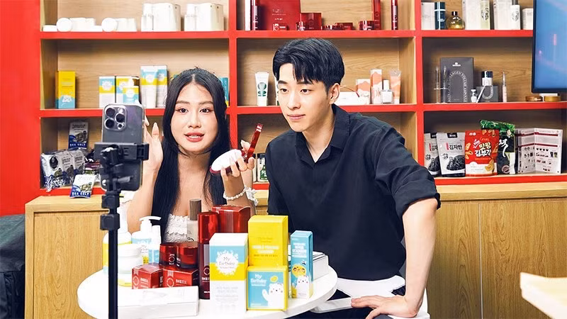 A livestream session promoting products to online consumers. (Photo: THE ANH)