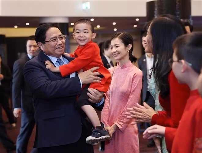 PM Pham Minh Chinh talks to the Vietnamese people in Estonia at the meeting on June 7. (Photo: VNA)