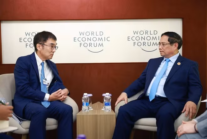 Prime Minister Pham Minh Chinh (R) receives President of the Economic Research Institute for ASEAN and East Asia (ERIA) Professor Tetsuya Watanabe. (Photo: VNA)