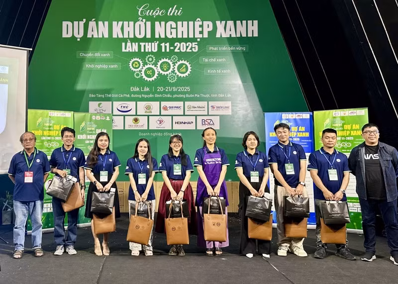 Winners of the 2025 Green Startup Project Competition pose for a group photo at the award ceremony. (Photo: VOV)