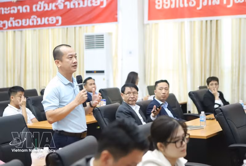 A Vietnamese business representative in Laos raises opinions at the forum. (Photo: VNA)