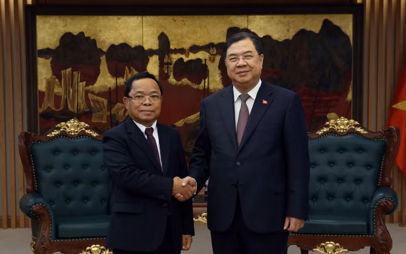 Permanent Deputy Prime Minister Pham Gia Tuc (R) welcomes Lao Deputy Prime Minister and Minister of Justice Khamphan Phommathat in Ha Noi on June 15. (Photo: VGP)