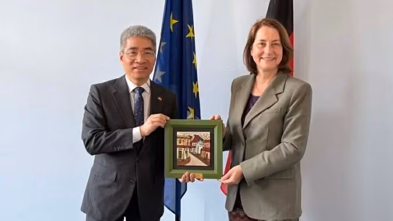 Vietnamese Ambassador to Germany Nguyen Dac Thanh (L) and Leonie Gebers, State Secretary in the Federal Ministry of Labour and Social Affairs (Photo: NDO)
