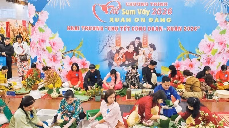 Trade union members join a ‘banh chung’ (square sticky rice cake) making contest at the “Tet Reunion – Spring Sharing” programme held by the Ha Noi Labour Federation (Photo: NGOC ANH)