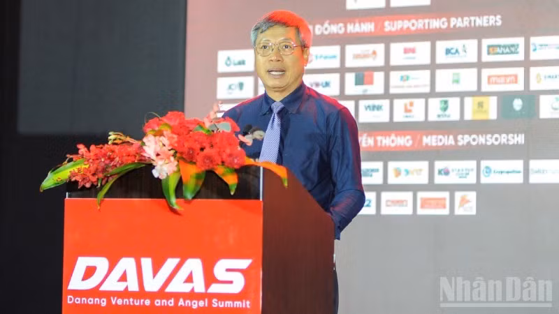 Vice Chairman of the Da Nang People’s Committee Ho Quang Buu speaks at the opening ceremony 