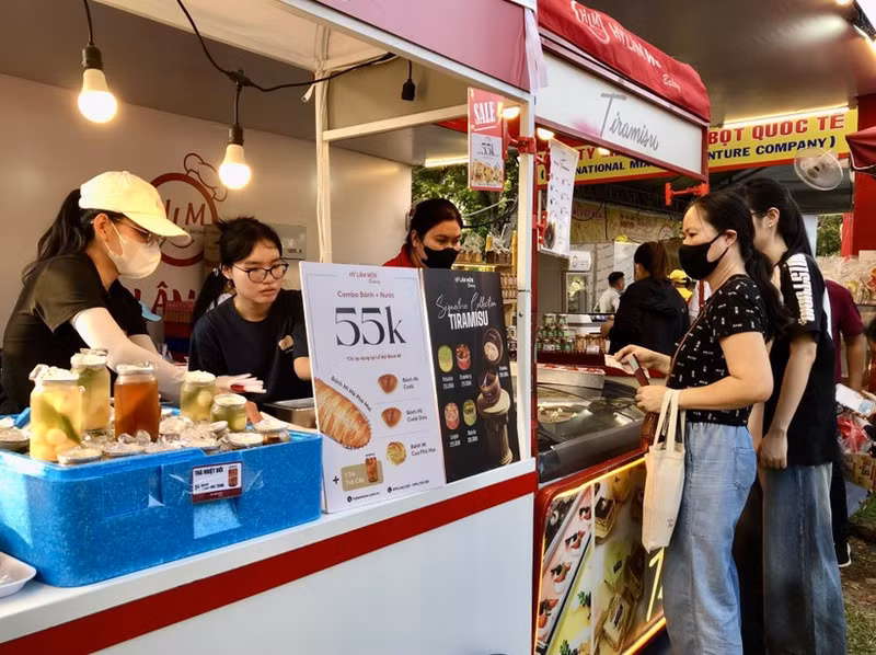 A stall offering discounted combo meals of bread and drinks at the fourth Banh mi Festival in Ho Chi Minh City on April 23 (Photo: VNA)