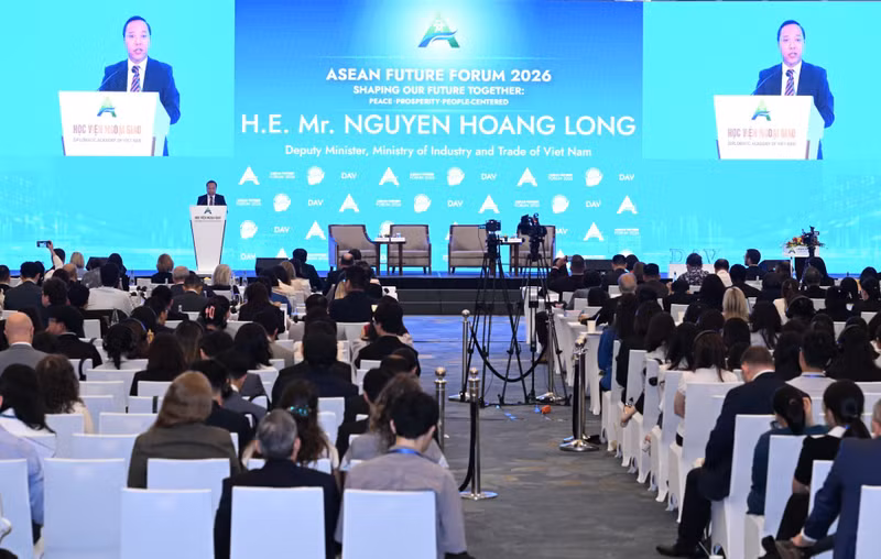 Deputy Minister of Industry and Trade Nguyen Hoang Long addresses the session. (Photo: NDO)